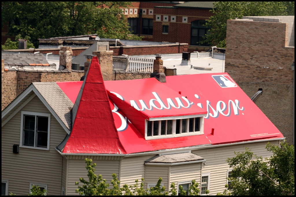 Баннер на крышу. Крыша из баннера. Креативная реклама кровли. Баннер на крышу дома.
